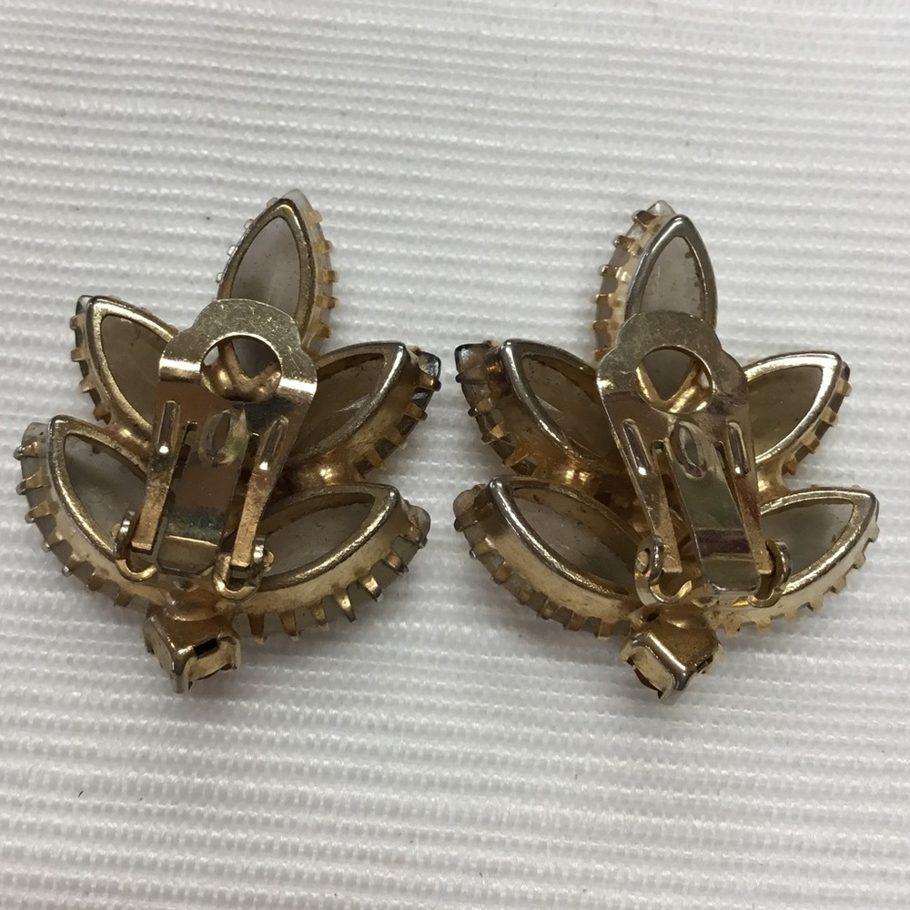 Lovely Brooch & Clip Earrings Set - Picture 4 of 6